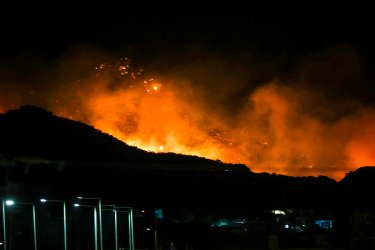 Δύσκολη νύχτα για την Ιεράπετρα: Εκτός ελέγχου η μεγάλη φωτιά – Καίγονται σπίτια (Eικόνες, Βίντεο)