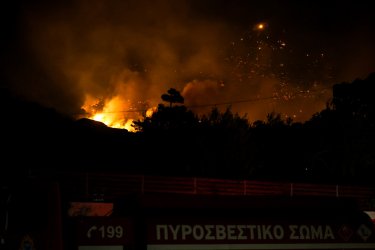 Φωτιά στην Ιεράπετρα: Νέα αναζωπύρωση στο μέτωπο – Σε κατάσταση έκτακτης ανάγκης οι πυρόπληκτες περιοχές (Εικόνες, Βίντεο)