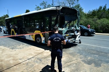 Σύγκρουση λεωφορείων στη Βούλα: 16 ώρες σε υπηρεσία η οδηγός – Τα έγγραφα με τις βάρδιες