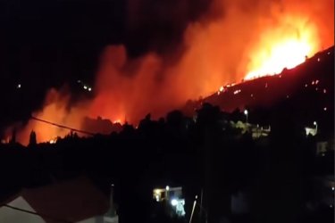 Νύχτα κόλασης στην Εύβοια: Μάχη με τη φωτιά στα Μεσοχώρια – Ισχυροί άνεμοι στην περιοχή (Εικόνες, Βίντεο)