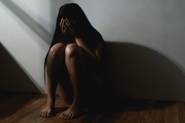 Φρίκη με τον βιασμό της 14χρονης στον Πειραιά: «Ήμουν γεμάτη αίματα – Με απείλησαν να μην μιλήσω»