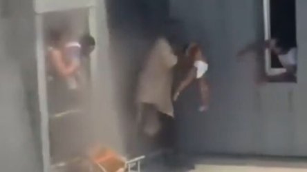 Παρίσι: Καρέ καρέ η ηρωική διάσωση οικογένειας από φλεγόμενο διαμέρισμα – “Όταν είδα το βίντεο κατάλαβα πόσο κοντά βρέθηκα στον θάνατο”