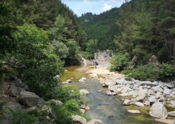 Ξάνθη: Τι εξετάζεται για την τραγωδία με τους δύο 16χρονους – Βρέθηκαν σφηνωμένοι κάτω από βράχο