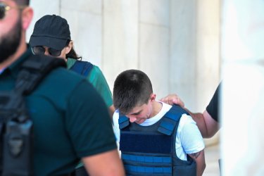 Έφτασε στην Εισαγγελία η Ειρήνη Μουρτζούκου: Με σκυμμένο το κεφάλι βγήκε από τη ΓΑΔΑ – Φωτογραφίες
