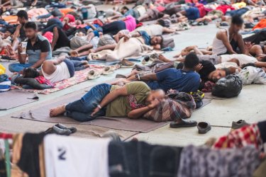 Απελπιστική κατάσταση στην Κρήτη με τις αφίξεις μεταναστών – Τσακώνονται για μια… πετσέτα (Βίντεο)