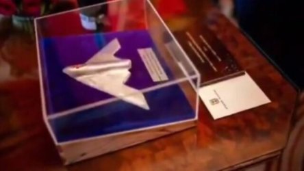 Το συμβολικό δώρου του Νετανιάχου στον Τραμπ – Η μικρογραφία αμερικανικού stealth βομβαρδιστικού αεροσκάφους τύπου B-2 Spirit