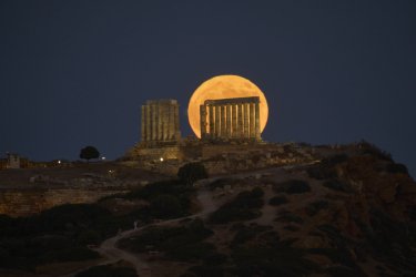 Η Πανσέληνος του Ελαφιού μαγεύει: Εντυπωσιακές εικόνες