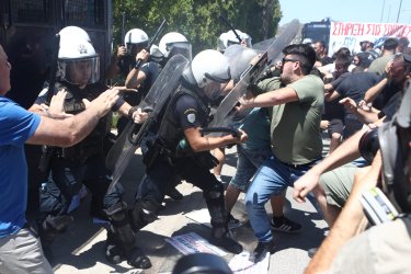 Ένταση και χημικά στη Σύνοδο Πρυτάνεων στην Ανάβυσσο – Αντιδράσεις φοιτητών για το νομοσχέδιο (εικόνες, βίντεο)