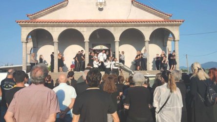 Αγρίνιο: Σπαρακτικό το τελευταίο «αντίο» στη 2χρονη Αλεξάνδρα που παρασύρθηκε από το αυτοκίνητο του πατέρα της