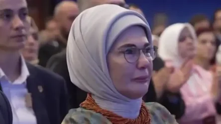 Εμινέ Ερντογάν: Ξέσπασε σε λυγμούς η σύζυγος του Τούρκου προέδρου μετά τον αφοπλισμό του PKK – Δείτε βίντεο