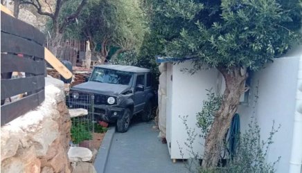 Τήνος: Οι θυελλώδεις άνεμοι παρέσυραν τζιπ και το έριξαν σε αυλή σπιτιού