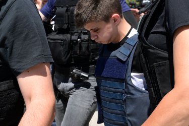 «Ξεφυσώντας» βγήκε από τη ΓΑΔΑ η Ειρήνη Μουρτζούκου – Έφτασε στον Κορυδαλλό (Φωτογραφίες)