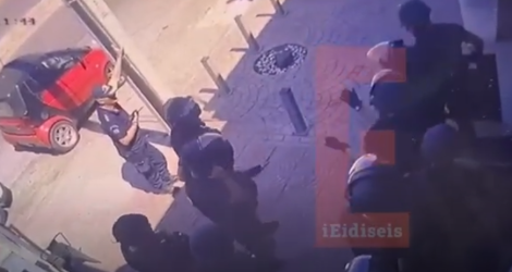 Μενίδι: Η ιδιοκτήτρια κλείδωσε τους ληστές στο κατάστημα – Δείτε τη στιγμή που εισβάλλει η αστυνομία (βίντεο)