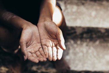 Πίσω από τη βιτρίνα της επαιτείας και της σεξουαλικής εκμετάλλευσης: Τα κυκλώματα και τα ανήλικα θύματα