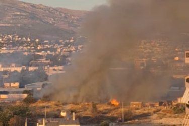 Φωτιά στο Μενίδι – Καίει σε οικόπεδα κοντά σε κατοικίες