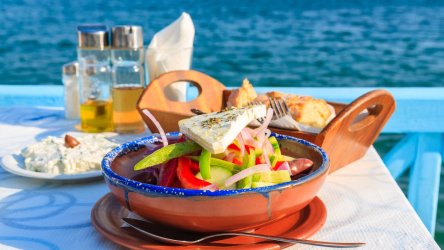 Απλησίαστα και τα ταβερνάκια στα ελληνικά νησιά: Οι τιμές «φωτιά» για ένα γεύμα