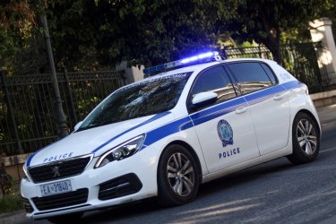 Συνελήφθη γνωστός τράπερ στο κέντρο της Αθήνας – Πέταξε τα ναρκωτικά στο… περιπολικό