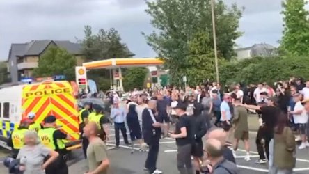 Λονδίνο: Σκηνές χάους έξω από ξενοδοχείο του Έσσεξ που φιλοξενεί αιτούντες άσυλο – Οκτώ αστυνομικοί τραυματίστηκαν (Βίντεο)