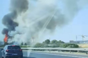 Φωτιά στο Κορωπί: Ισχυρή δύναμη της Πυροσβεστικής