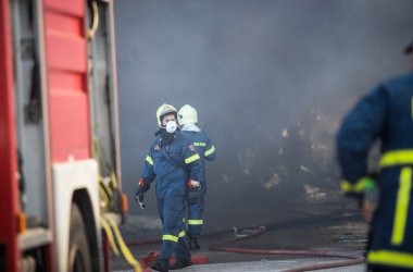 Κιλκίς: Φωτιά σε κτηνοτροφική μονάδα – «Κλείστε πόρτες και παράθυρα» το μήνυμα του 112