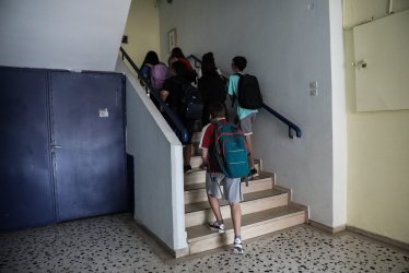 Μειώνεται η διδακτέα ύλη έως και 30% σε Δημοτικό και Γυμνάσιο