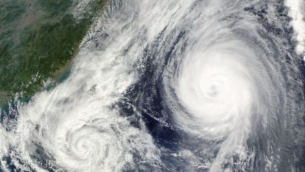 Υψηλότερη βαθμίδα συναγερμού στο Χονγκ Κονγκ: Ο τυφώνας Ουίφα πλησιάζει νότιες ακτές της Κίνας – Ακυρώσεις πτήσεων και κλείσιμο σχολείων