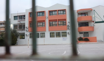 Κερατσίνι: Κουκουλοφόροι επιτέθηκαν σε δύο 13χρονους – Τους κυνήγησαν με ρόπαλα και μαχαίρια σε σχολείο