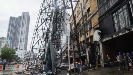 Στο ανώτατο επίπεδο συναγερμού το Χονγκ Κονγκ: Ο τυφώνας Wipha “επελαύνει” με ταχύτητα 118 χλμ/ώρα, “χάος” στα αεροδρόμια