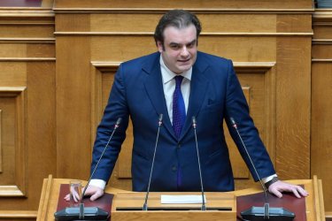 Τι αλλάζει στις προμήθειες ΑΤΜ μετά την τροπολογία Πιερρακάκη