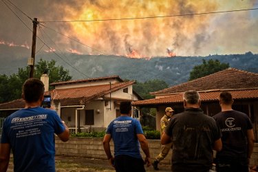 Μάχη με τις φλόγες σε τρία μέτωπα στον Φενεό Κορινθίας – Εκκενώθηκαν χωριά, ζημιές σε σπίτια (Εικόνες, Βίντεο)