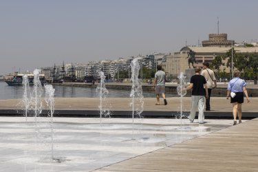 Κορυφώνεται ο καύσωνας την Τετάρτη – Οι περιοχές που θα χτυπήσει «κόκκινο» ο υδράργυρος