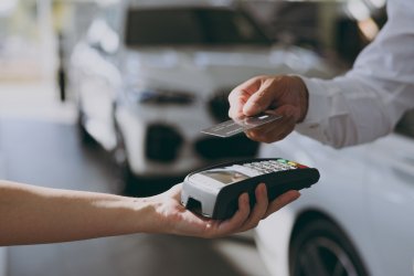 «Χρυσές» οι πιστωτικές κάρτες για τις τράπεζες: Μας χρεώνουν το τρίτο μεγαλύτερο επιτόκιο στην Ευρώπη