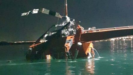 Εκτός θάλασσας το ελικόπτερο που προσθαλασσώθηκε στην Ελευσίνα – Βίντεο από την ανέλκυση