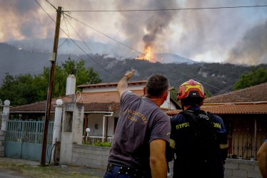 Φωτιά στην Κορινθία: Μεγάλη αναζωπύρωση στο Μαυροβούνι Φενεού – Ήχησε το 112 για εκκένωση (βίντεο)