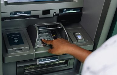 Αναλήψεις χωρίς «χαράτσι» από τα ΑΤΜ τραπεζών – Τέλος στην προμήθεια από 11 Αυγούστου