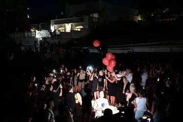 Μάτι: 7 χρόνια από τη φονική πυρκαγιά – Προσκλητήριο νεκρών, τρισάγιο και λουλούδια στο μνημείο (Εικόνες, Βίντεο)