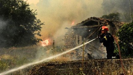 Πύρινη κόλαση στην Κύπρο: Νέες αναζωπυρώσεις, συνεχίζει να καίει ανεξέλεγκτο το μέτωπο στο Άρσος Λεμεσού – Σε επιφυλακή η Μαλιά