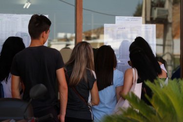 Βάσεις 2025: Σε ποιες σχολές ανέβηκαν, πού έπεσαν – Αναλυτικοί πίνακες