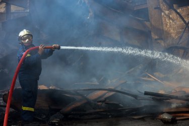 Φωτιά στα ενετικά τείχη στο Ηράκλειο – Βίντεο από το σημείο