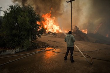 LIVE: Εκτός ελέγχου η φωτιά σε Μεσσηνία και Κύθηρα – Μάχη με τις φλόγες και στην Εύβοια