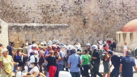 Ένταση και προσαγωγές στη Ρόδο – Επιχείρησαν μπλόκο σε κρουαζιερόπλοιο με Ισραηλινούς τουρίστες
