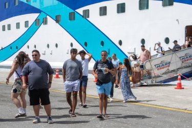 Ρόδος: Συνοδεία ΜΑΤ κατέβηκαν οι Ισραηλινοί τουρίστες από το κρουαζιερόπλοιο – Οκτώ συλλήψεις (Εικόνες, Βίντεο)