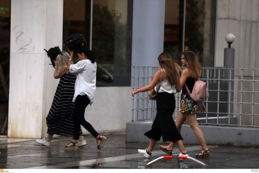 Δροσίζει αλλά θέλει και κλιματιστικό – Αλλάζει ο καιρός από Τετάρτη, βροχές ρίχνουν τη θερμοκρασία
