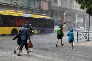 «Αθήνα: Καταιγίδα και Ανοίγματα Ουρανών – Πότε θα Ξαναδούμε Ήλιο;»