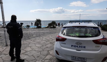 Παλαιό Φάληρο: «Ήταν βρεγμένη, έπαιζε με το κινητό» – Η μαρτυρία του οδηγού ταξί που μετέφερε την μητέρα του κοριτσιού