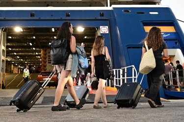 Μαζική έξοδος εκδρομέων για τις αυγουστιάτικες διακοπές – Γεμάτα πλοία και ουρές στα διόδια