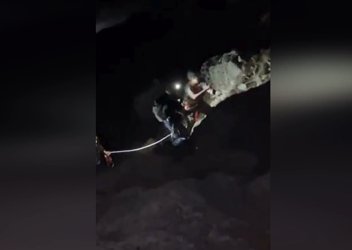 Η ΕΜΑΚ σώζει τραυματία στο Φαράγγι της Σαμαριάς – Καρέ καρέ η επιχείρηση διάσωσης