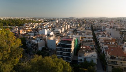 «Το ενοίκιο είναι κοινωνικό ζήτημα»: Ξανά στο τραπέζι το πλαφόν στις τιμές – 1.200 ευρώ για 45 τ.μ.