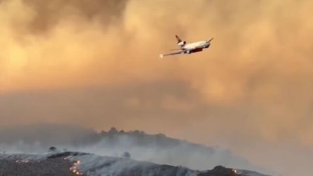 Ανεξέλεγκτη φωτιά στην Καλιφόρνια: Τουλάχιστον τρεις τραυματίες, σε κίνδυνο εκατοντάδες σπίτια (Βίντεο)
