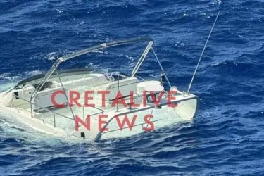 Σαντορίνη: Το σκάφος του Απόστολου Λύτρα προσάραξε σε ξέρα και βυθίστηκε (Εικόνες)